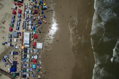 O sábado de sol forte, céu azul e 27°C ficou ainda mais quente na beira da praia de Atlântida com a instalação de churrasqueiras do 4º Paleta Atlântida, evento que reúne assadores e amantes de churrasco. Nesta edição, os organizadores reuniram 610 trios de assadores, e acreditam que isso possa tornar o encontro o maior churrasco do mundo. Foto: André Ávila/Agência RBS<!-- NICAID(14398612) -->