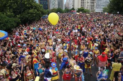  PORTO ALEGRE- RS- BRASIL- 26/01/2020- Bloco da Laje, tradicional grupo de carnaval de Porto Alegre, levou mais de 20 mil pessoas às ruas do Centro da Capital na manhã deste domingo (26). O Bloco realizou seu cortejo saindo do Largo dos Açorianos. FOTO FERNANDO GOMES/ ZERO HORA<!-- NICAID(14398689) -->