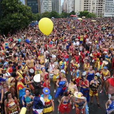  PORTO ALEGRE- RS- BRASIL- 26/01/2020- Bloco da Laje, tradicional grupo de carnaval de Porto Alegre, levou mais de 20 mil pessoas às ruas do Centro da Capital na manhã deste domingo (26). O Bloco realizou seu cortejo saindo do Largo dos Açorianos. FOTO FERNANDO GOMES/ ZERO HORA<!-- NICAID(14398689) -->