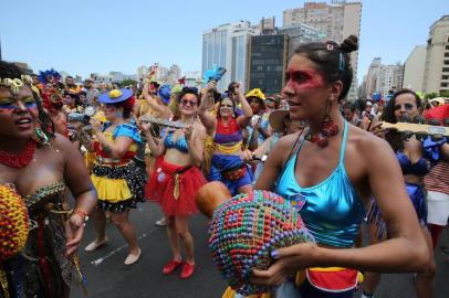  PORTO ALEGRE- RS- BRASIL- 26/01/2020- Bloco da Laje, tradicional grupo de carnaval de Porto Alegre, levou mais de 20 mil pessoas às ruas do Centro da Capital na manhã deste domingo (26). O Bloco realizou seu cortejo saindo do Largo dos Açorianos. FOTO FERNANDO GOMES/ ZERO HORA<!-- NICAID(14398683) -->