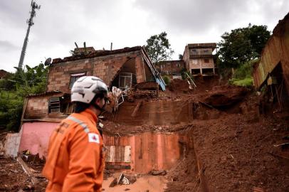  Firefighters search for missing persons after a landslide in Vila Bernadete, Belo Horizonte, Minas Gerais state, Brazil, on January 26, 2020. - A landslide buried several houses in Vila Bernadete Friday, leaving 4 dead and 7 missing. Two days of torrential rains in Minas Gerais state have left at least 30 people killed, several injured, 17 missing and more than 2,500 homeless following a series of landslides and house collapses, Civil Defence officials said. (Photo by DOUGLAS MAGNO / AFP)Editoria: DISLocal: Belo HorizonteIndexador: DOUGLAS MAGNOSecao: avalanche/landslideFonte: AFPFotógrafo: STR<!-- NICAID(14398767) -->