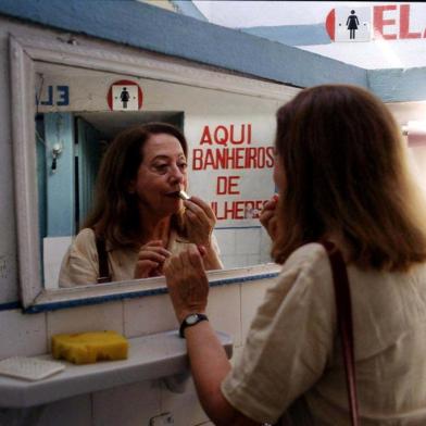 Fernanda Montenegro em cena do filme Central do Brasil.#PÁGINA: 617.03.1998 - DIVULGAÁvO/ WALTER CARVALHO - RS - FERNANDA MONTENEGRO EM CENA DO FILME CENTRAL DO BRASIL. Fonte: Divulgação Fotógrafo: Não se Aplica