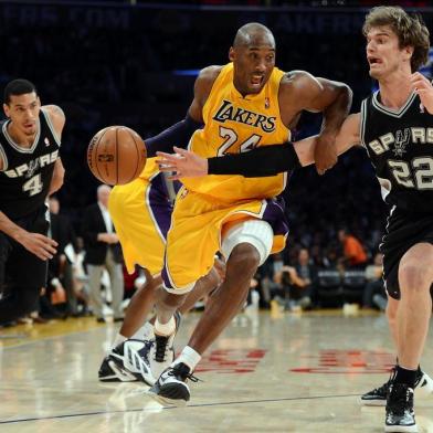 San Antonio Spurs v Los Angeles LakersLOS ANGELES, CA - NOVEMBER 13: Kobe Bryant #24 of the Los Angeles Lakers drives on Tiago Splitter #22 of the San Antonio Spurs during an 84-82 Spurs win at Staples Center on November 13, 2012 in Los Angeles, California. NOTE TO USER: User expressly acknowledges and agrees that, by downloading and or using this photograph, User is consenting to the terms and conditions of the Getty Images License Agreement.   Harry How/Getty Images/AFPEditoria: SPOLocal: Los AngelesIndexador: Harry HowSecao: BasketballFonte: GETTY IMAGES NORTH AMERICAFotógrafo: STF