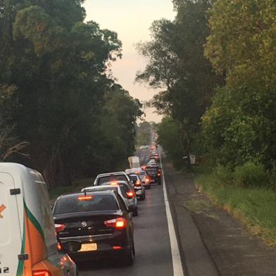 Acidente deixa RS-118 congestionada. Motoristas devem evitar a 118 entre Viamão e Gravatai. O trânsito está muito lento no sentido sul-norte. São mais de 5 kms de lentidão e motoristas perdendo mais de uma hora para passar pelo trecho