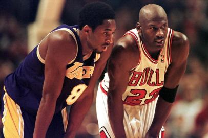  Los Angeles Lakers guard Kobe Bryant(L) and Chicago Bulls guard Michael Jordan(R) talk during a free-throw attempt during the fourth quarter 17 December at the United Center in Chicago. Bryant, who is 19 and bypassed college basketball to play in the NBA, scored a team-high 33 points off the bench, and Jordan scored a team-high 36 points. The Bulls defeated the Lakers 104-83.  AFP PHOTO  VINCENT LAFORET (Photo by VINCENT LAFORET / AFP)Editoria: SPOLocal: ChicagoIndexador: VINCENT LAFORETSecao: basketballFonte: AFPFotógrafo: STR<!-- NICAID(14398889) -->