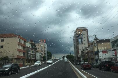  PORTO ALEGRE, RS - 21/01/2020 - Garoa fina caindo neste momento em alguns pontos de Porto Alegre. Céu bastante escuro na Capital<!-- NICAID(14394272) -->