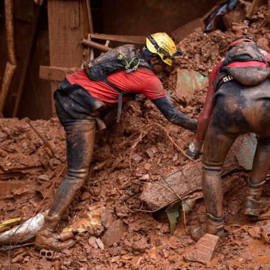  Firefighters search for missing persons after a landslide in Vila Bernadete, Belo Horizonte, Minas Gerais state, Brazil, on January 26, 2020. - A landslide buried several houses in Vila Bernadete Friday, leaving 4 dead and 7 missing. Two days of torrential rains in Minas Gerais state have left at least 30 people killed, several injured, 17 missing and more than 2,500 homeless following a series of landslides and house collapses, Civil Defence officials said. (Photo by DOUGLAS MAGNO / AFP)Editoria: DISLocal: Belo HorizonteIndexador: DOUGLAS MAGNOSecao: avalanche/landslideFonte: AFPFotógrafo: STR<!-- NICAID(14398766) -->