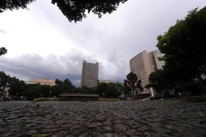  CAXIAS DO SUL, RS, BRASIL, 31/12/2019 - Último dia do ano foi marcado com ruas quase desertas e pancadas de chuva. (Marcelo Casagrande/Agência RBS)