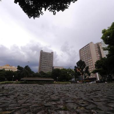  CAXIAS DO SUL, RS, BRASIL, 31/12/2019 - Último dia do ano foi marcado com ruas quase desertas e pancadas de chuva. (Marcelo Casagrande/Agência RBS)