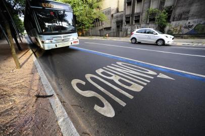 PORTO ALEGRE, 27/01/2020, Nova faixa exclusiva para ônibus começa a operar na Rua Engenheiro Luiz Englert, ao lado do Parque da Redenção, e na Avenida Paulo Gama<!-- NICAID(14399318) -->