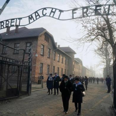 A Holocaust survivor cries as he pays his respect at the death wall at the memorial site of the former German Nazi death camp Auschwitz during ceremonies to commemorate the 75th anniversary of the camps liberation in Oswiecim, Poland, on January 27, 2020. - More than 200 survivors are to come from across the globe to the camp the Nazis built in Oswiecim in then-occupied Poland, to share their testimony as a stark warning amid a recent surge of anti-semitic attacks on both sides of the Atlantic. (Photo by JANEK SKARZYNSKI / AFP)<!-- NICAID(14399378) -->