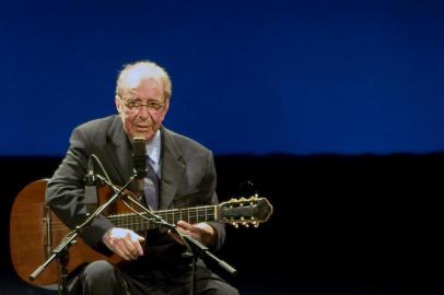 (FILES) In this file photo taken on August 24, 2008, Brazilian musician Joao Gilberto, 77, acknowledges the audience during his presentation at the Teatro Municipal in Rio de Janeiro. - Joao Gilberto, the legendary Brazilian musician and songwriter who was a pioneer of the lilting, melodious music known as bossa nova, has died, his son Joao Marcelo announced Saturday on Facebook. He was 88. (Photo by Ari Versiani / AFP)<!-- NICAID(14154207) -->