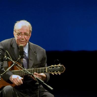 (FILES) In this file photo taken on August 24, 2008, Brazilian musician Joao Gilberto, 77, acknowledges the audience during his presentation at the Teatro Municipal in Rio de Janeiro. - Joao Gilberto, the legendary Brazilian musician and songwriter who was a pioneer of the lilting, melodious music known as bossa nova, has died, his son Joao Marcelo announced Saturday on Facebook. He was 88. (Photo by Ari Versiani / AFP)<!-- NICAID(14154207) -->