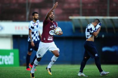 SER Caxias x São José-PoA, jogo válido pela segunda rodada do Campeonato Gaúcho 2020 (Gauchão 2020), Taça Cel. Ewaldo Poeta. Realizado no estádio Centenário. Comemoração do gol do Caxias marcado pelo zagueiro  Thiago Sales. (Porthus Junior/Agència RBS)