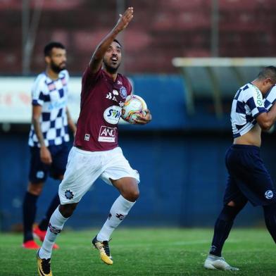 SER Caxias x São José-PoA, jogo válido pela segunda rodada do Campeonato Gaúcho 2020 (Gauchão 2020), Taça Cel. Ewaldo Poeta. Realizado no estádio Centenário. Comemoração do gol do Caxias marcado pelo zagueiro  Thiago Sales. (Porthus Junior/Agència RBS)