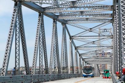 Santa Catarina libera passagem de veículos de emergência e de transporte coletivo na Ponte Hercílio Luz.<!-- NICAID(14400093) -->