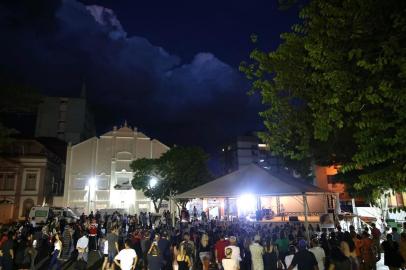  SANTA MARIA, RS, BRASIL - 27.01.2020 - Imagens do encerramento dos atos em homenagem aos sobreviventes e vítimas da tragédia da Kiss, na Praça Saldanha Marinho, em Santa Maria. (Foto: Jefferson Botega/Agencia RBS)Indexador: Jeff Botega<!-- NICAID(14400405) -->