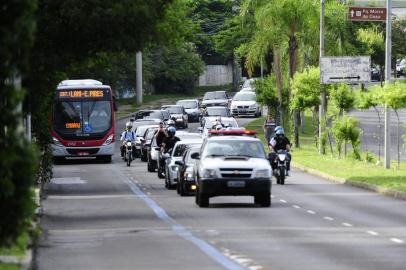  PORTO ALEGRE, RS, BRASIL, 28/01/2020- Protesto de amigos e parentes da família morta em discussão de trânsito na Capital. Carros seguem em carreata.(FOTOGRAFO: RONALDO BERNARDI / AGENCIA RBS)