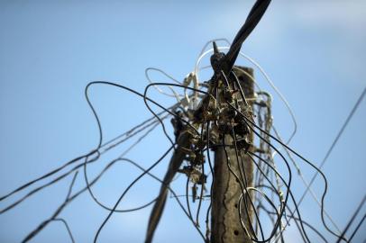  CAXIAS DO SUL, RS, BRASIL, 27/01/2020. RGE encontrou mais de 2,3 mil ligações irregulares em Caxias. Na foto, poste de energia elétrica no bairro Monte Carmelo. (Lucas Amorelli/Agéncia RBS)Indexador:                                 