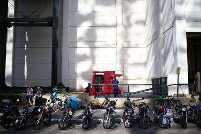 PORTO ALEGRE, RS, BRASIL - IFood coloca contêiner para entrega do lado externo do Shopping Praia de Belas. (Foto: Jefferson Botega/Agencia RBS) <!-- NICAID(14369211) -->