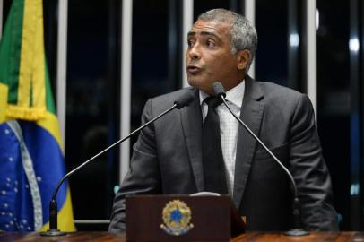 Romário discursa no plenário do Senado durante sessão deliberativa extraordinária que decidirá pela aprovação ou rejeição da abertura do processo de impeachment da presidente Dilma Rousseff. 11/05/2015.Foto: Jefferson Rudy/Agência Senado<!-- NICAID(12192314) -->