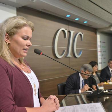 Em espaço concedido durante a reunião-almoço de ontem, a diretora-presidente da Comissão Social e rainha da Festa da Uva de 2000, Fabiana Bressanelli Koch, cobrou a participação de empresários para a viabilização da próxima edição do evento, em 2021.