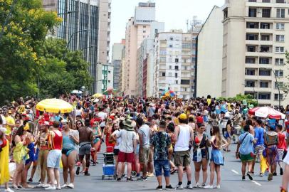  PORTO ALEGRE- RS- BRASIL- 26/01/2020- Bloco da Laje, tradicional grupo de carnaval de Porto Alegre, levou mais de 20 mil pessoas às ruas do Centro da Capital na manhã deste domingo (26). O Bloco realizou seu cortejo saindo do Largo dos Açorianos. FOTO FERNANDO GOMES/ ZERO HORA<!-- NICAID(14398672) -->