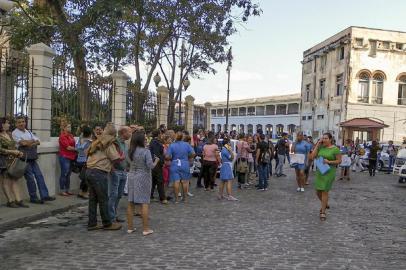  Workers leave the building of the Lonja del Comercio (Commerce Market) building after a quake in Havana on January 28, 2020. - A major 7.7 magnitude quake struck Tuesday in the Caribbean northwest of Jamaica, the US Geological Survey reported, raising the risk of tsunami waves in the region. (Photo by ADALBERTO ROQUE / AFP)Editoria: DISLocal: HavanaIndexador: ADALBERTO ROQUESecao: earthquakeFonte: AFPFotógrafo: STF