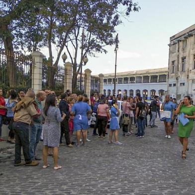  Workers leave the building of the Lonja del Comercio (Commerce Market) building after a quake in Havana on January 28, 2020. - A major 7.7 magnitude quake struck Tuesday in the Caribbean northwest of Jamaica, the US Geological Survey reported, raising the risk of tsunami waves in the region. (Photo by ADALBERTO ROQUE / AFP)Editoria: DISLocal: HavanaIndexador: ADALBERTO ROQUESecao: earthquakeFonte: AFPFotógrafo: STF