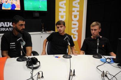  CAXIAS DO SUL, RS, BRASIL, 28/01/2020 - Programa Show dos esportes na Serra, edição 105,  com os convidados Roberto Maschio, Técnico, e os atletas Henrique Padilha e Arthur Traesel, da categoria sub 17 do Juventude. Apresentação de Eduardo Costa e Marcelo Rocha.  (Marcelo Casagrande/Agência RBS)