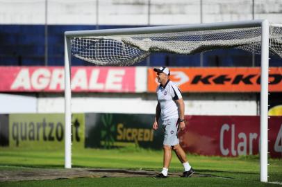 CAXIAS DO SUL, RS, BRASIL,13/03/2015 - Treino do Caxias no estádio Centenário. Na foto, auxiliar técnico, Luciano Almeida que irá comandar o jogo contra o Ypiranga de Erechim. (Porthus Junior/Pioneiro)