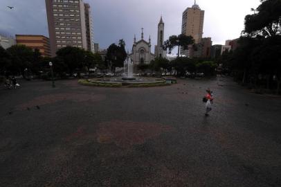  CAXIAS DO SUL, RS, BRASIL, 31/12/2019 - Último dia do ano foi marcado com ruas quase desertas e pancadas de chuva. (Marcelo Casagrande/Agência RBS)