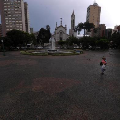  CAXIAS DO SUL, RS, BRASIL, 31/12/2019 - Último dia do ano foi marcado com ruas quase desertas e pancadas de chuva. (Marcelo Casagrande/Agência RBS)