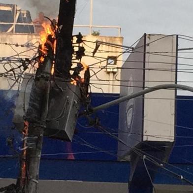 PORTO ALEGRE, 29/01/2020, Fogo em um poste de energia elétrica na Rua Albion, em frente à Carris *foto do whatsapp*<!-- NICAID(14401759) -->