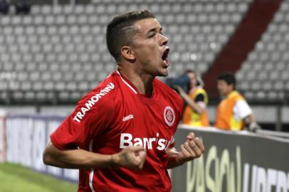  Footballer Tinga (R), of Brazils Internacional, celebrates with teammate Andres DAlessandro (L) after scoring against Once Caldas of Colombia, during their Copa Libertadores match, at Palo Grande stadium in Manizales, Colombia, on February 1, 2012. AFP PHOTO/J.J. BonillaEditoria: SPOLocal: ManizalesIndexador: J.J. BONILLASecao: SoccerFonte: AFPFotógrafo: STR<!-- NICAID(7914557) -->