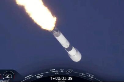  This NASA TV video frame grab shows the SpaceX Falcon 9 fourth Starlink constellation after it launched from Cape Canaveral, Florida on January 29, 2020. - The Starlink constellation will increase global internet access.This mission is tasked with sending up the latest batch of internet-beaming satellites for SpaceX, adding on to the roughly 180 satellites the company already has in orbit. (Photo by Handout / NASA TV / AFP) / RESTRICTED TO EDITORIAL USE - MANDATORY CREDIT AFP PHOTO /NASA TV/HANDOUT  - NO MARKETING - NO ADVERTISING CAMPAIGNS - DISTRIBUTED AS A SERVICE TO CLIENTSEditoria: SCILocal: Cape CanaveralIndexador: HANDOUTSecao: space programmeFonte: NASA TVFotógrafo: Handout<!-- NICAID(14402334) -->