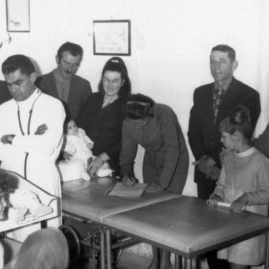 Médico boliviano Carlos Arnez, que atupu em Santa Lúcia do Piaí entre 1957 e início dos anos 1980. Na foto, durante a entrega de equipamentos médicos ao hospital de Santa Lúcia do Piaí no final dos anos 1960.