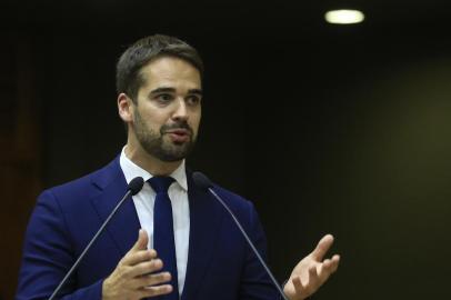 PORTO ALEGRE, RS, BRASIL, 03-01-2019: O governador do RS, Eduardo Leite, durante a posse da vereadora Monica Leal como presidente da Câmara de Vereadores de Porto Alegre. (Foto: Mateus Bruxel / Agência RBS)<!-- NICAID(13900252) -->