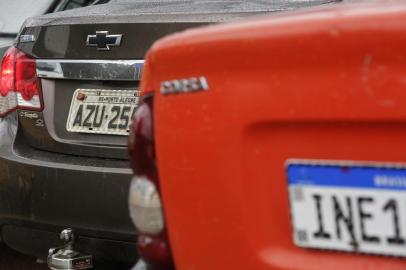 PORTO ALEGRE, RS, BRASIL, 14-05-2019: Carros com placas de diferentes padrões em estacionamento no CRVA Ipiranga. O Rio Grande do Sul é o segundo Estado com maior número de emplacamentos com o padrão do Mercosul, modelo que está em revisão pelo governo federal. (Foto: Mateus Bruxel / Agência RBS)<!-- NICAID(14077887) -->