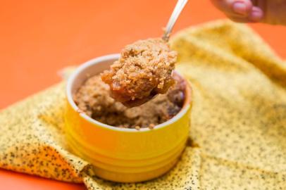  PORTO ALEGRE, RS, BRASIL, 16/11/2016 : Produção das receitas para o Guia do Espumante: Salada de folhas verdes, com mandioquinha e figos - Steak tartare com fritas - Polvo com batatas ao murro - Robalo com espaguete de legumes (cenoura e abobrinha) - Risoto de camarão com alho-poró - Crumble de maçã - Creme brûlee. (Omar Freitas/Agência RBS)Indexador: Omar Freitas