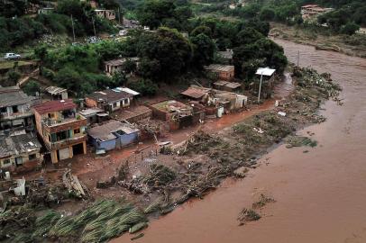  Aerial view of the overflowing Das Velhas River in Sabara, Belo Horizonte, Minas Gerais state, Brazil, on January 26, 2020, after heavy rains. - At least 30 people have been killed in two days of intense storms in southeastern Brazil, the Minas Gerais state Civil Defense office said Saturday. Seventeen people are also missing, seven injured, and some 3,500 have been forced out of their homes following a series of landslides and building collapses. (Photo by DOUGLAS MAGNO / AFP)Editoria: DISLocal: SabaráIndexador: DOUGLAS MAGNOSecao: avalanche/landslideFonte: AFPFotógrafo: STR<!-- NICAID(14398925) -->