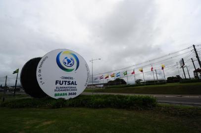  CARLOS BARBOSA, RS, BRASIL, 30/01/2020. Cidade de Carlos Barbosa se prepara para a realização das Eliminatórias Sulamericanas da Copa do Mundo de Futsal. Na foto, banner instalado no acesso principal. (Porthus Junior/Agência RBS)