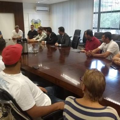 Uma reunião realizada na tarde desta quinta-feira (30) entre a prefeitura de Caxias do Sul e os moradores do Monte Carmelo definiu encaminhamentos referentes aos lotes 1 e 3, que atualmente sofrem uma ação de reintegração movida pelos proprietários. Representada pelo vice-prefeito Edio Elói Frizzo, pelo Secretário Municipal da Habitação, Carlos Giovani Fontana, e pela Procuradoria Geral do Município, a Administração afirmou que está disposta a regularizar a área e anunciou duas medidas que serão tomadas, segundo Frizzo, anteriores a qualquer decisão.