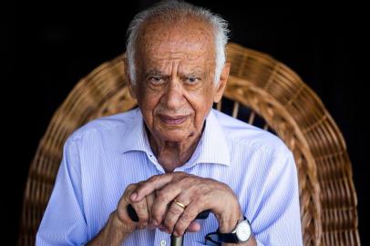  RAINHA DO MAR, RS, BRASIL, 14-01-2020: O ex-senador e ex-governador do Rio Grande do Sul Pedro Simon, prestes a completar 90 anos, concede entrevista em sua casa na praia de Rainha do Mar. (Foto: Mateus Bruxel / Agência RBS)Indexador: Mateus Bruxel<!-- NICAID(14390804) -->