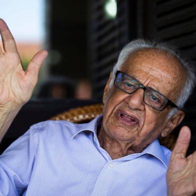  RAINHA DO MAR, RS, BRASIL, 14-01-2020: O ex-senador e ex-governador do Rio Grande do Sul Pedro Simon, prestes a completar 90 anos, concede entrevista em sua casa na praia de Rainha do Mar. (Foto: Mateus Bruxel / Agência RBS)Indexador: Mateus Bruxel<!-- NICAID(14390792) -->