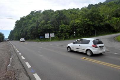  CAXIAS DO SUL, RS, BRASIL, 07/11/2019. Mostramos os desvios para o bloqueio da ERS-122. Rochas que despencaram no km 43 da rodovia na noite do dia 03/11. Na foto, entroncamento da Estrada Municipal do Vinho com a ERS-452, km 26. (Porthus Junior/Agência RBS)Indexador:                                 