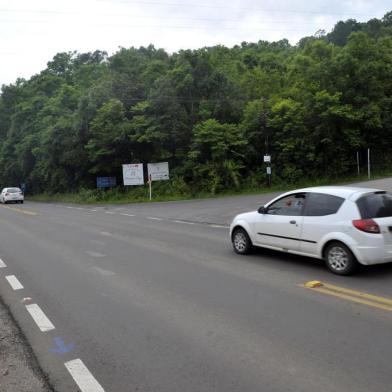  CAXIAS DO SUL, RS, BRASIL, 07/11/2019. Mostramos os desvios para o bloqueio da ERS-122. Rochas que despencaram no km 43 da rodovia na noite do dia 03/11. Na foto, entroncamento da Estrada Municipal do Vinho com a ERS-452, km 26. (Porthus Junior/Agência RBS)Indexador:                                 