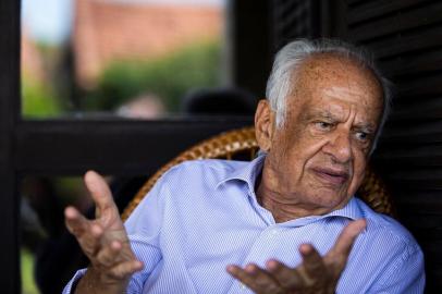  RAINHA DO MAR, RS, BRASIL, 14-01-2020: O ex-senador e ex-governador do Rio Grande do Sul Pedro Simon, prestes a completar 90 anos, concede entrevista em sua casa na praia de Rainha do Mar. (Foto: Mateus Bruxel / Agência RBS)Indexador: Mateus Bruxel<!-- NICAID(14390790) -->