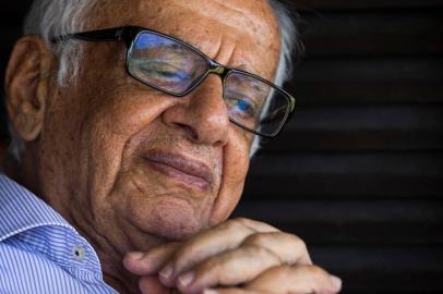  RAINHA DO MAR, RS, BRASIL, 14-01-2020: O ex-senador e ex-governador do Rio Grande do Sul Pedro Simon, prestes a completar 90 anos, concede entrevista em sua casa na praia de Rainha do Mar. (Foto: Mateus Bruxel / Agência RBS)Indexador: Mateus Bruxel<!-- NICAID(14390794) -->