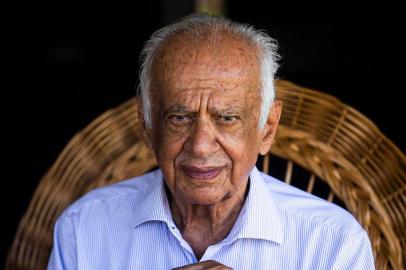  RAINHA DO MAR, RS, BRASIL, 14-01-2020: O ex-senador e ex-governador do Rio Grande do Sul Pedro Simon, prestes a completar 90 anos, concede entrevista em sua casa na praia de Rainha do Mar. (Foto: Mateus Bruxel / Agência RBS)Indexador: Mateus Bruxel<!-- NICAID(14390806) -->